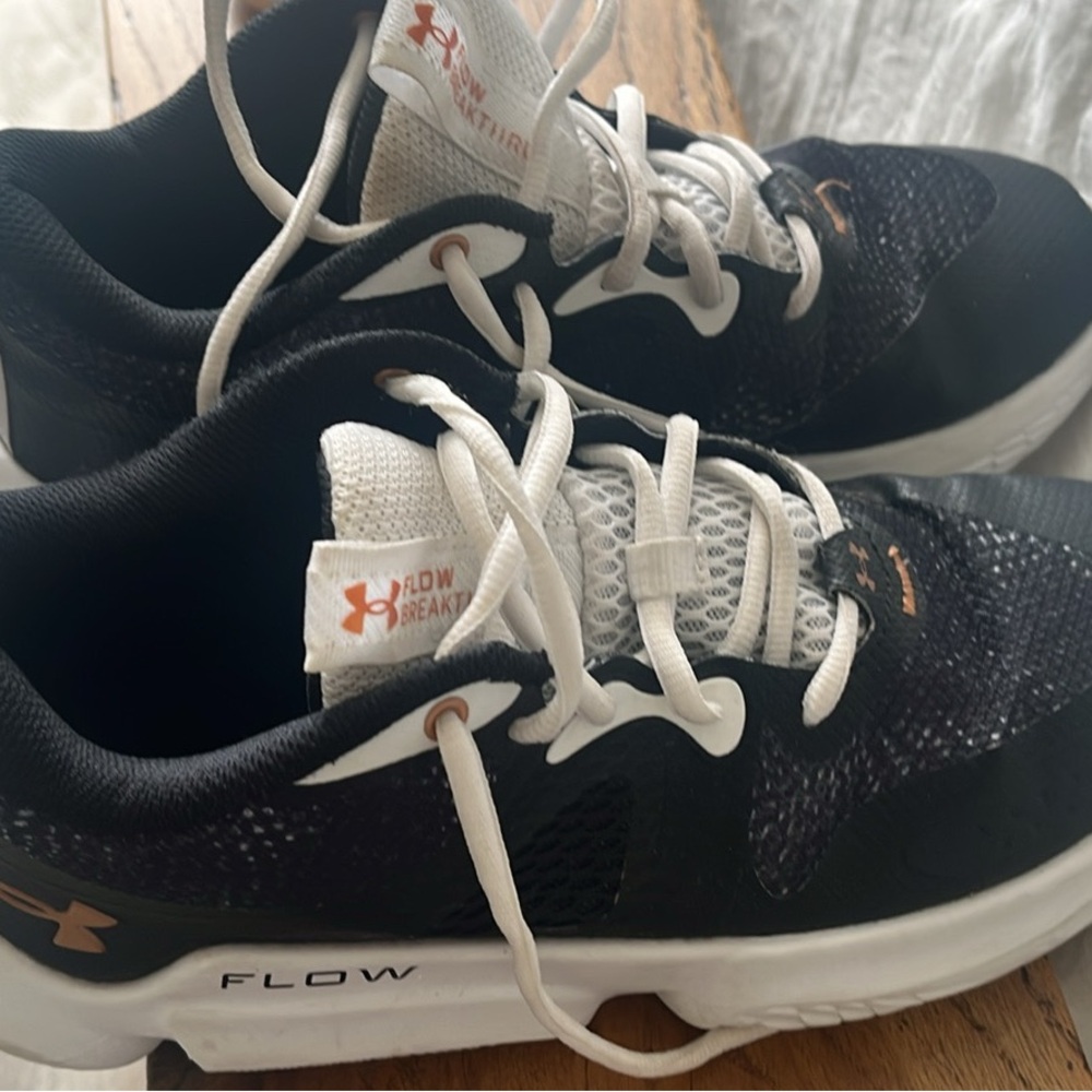 Size 9 UnderArmour volleyball shoes